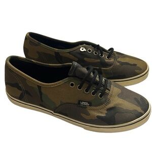 NEW!!! Women’s Green Camo Print Lace Up Sneakers size 7/5.5